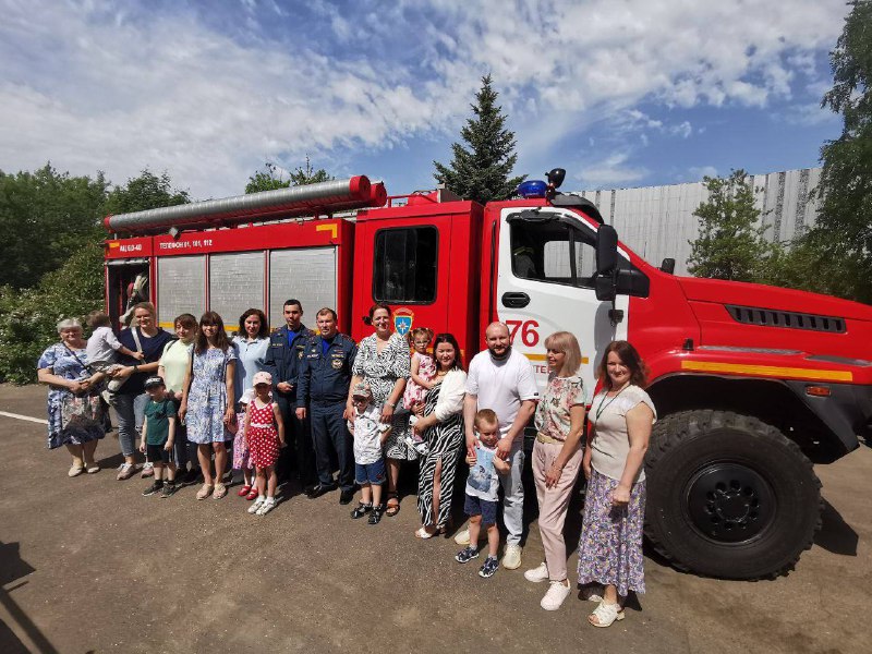 ПОЖАРНЫЕ МАШИНЫ СПЕШАТ НА ПОМОЩЬ